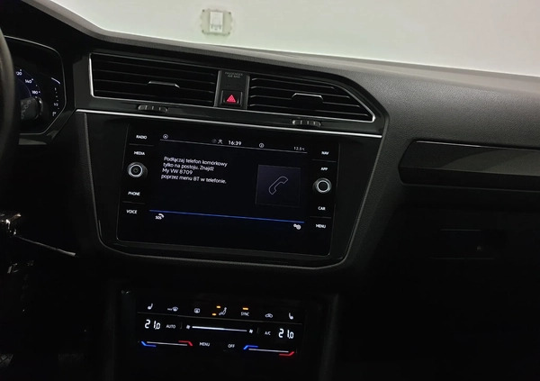 Volkswagen Tiguan cena 124999 przebieg: 126000, rok produkcji 2022 z Debrzno małe 781
